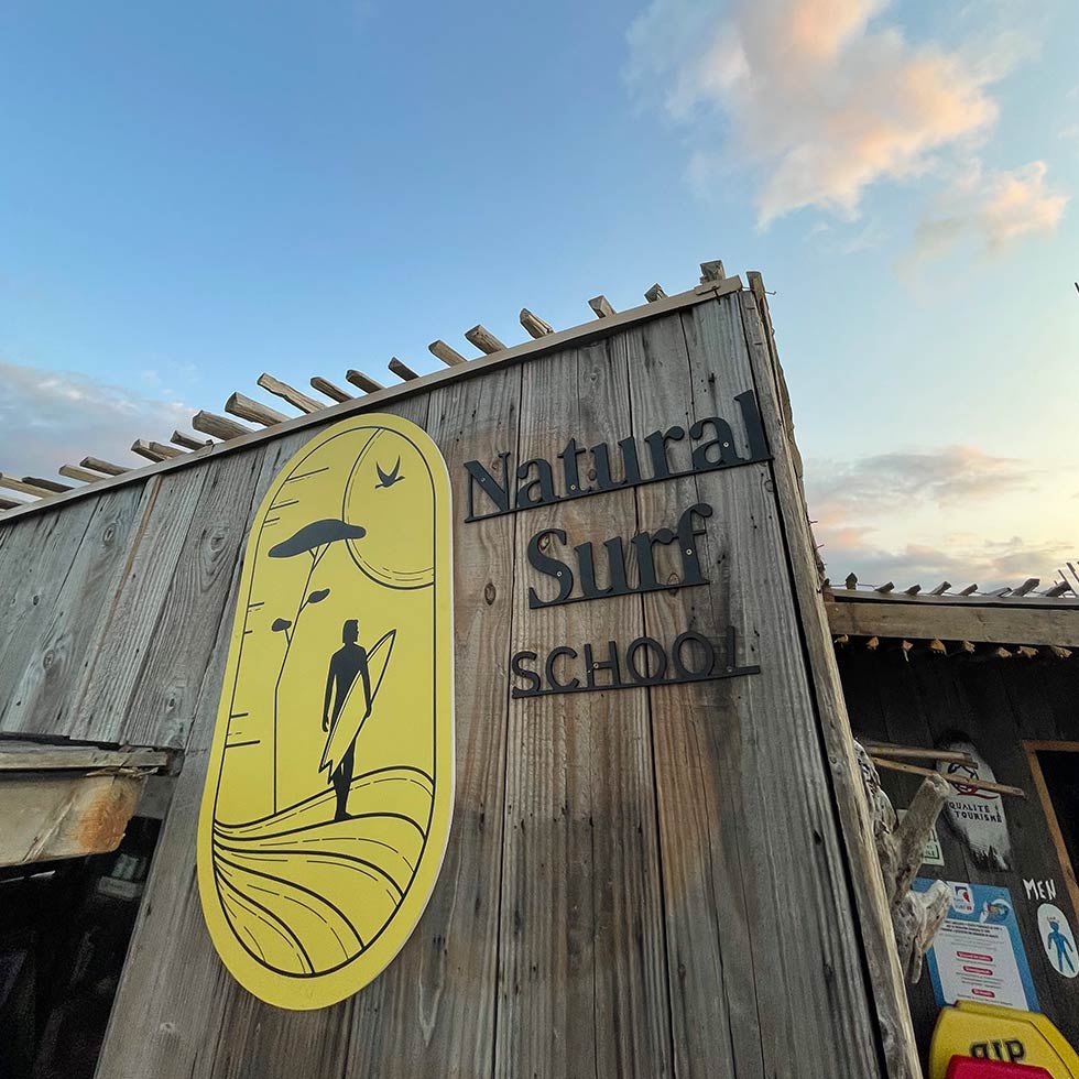 Logo Natural School - école de surf sur la plage des Casernes
